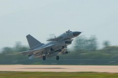 空军首次在院校组织实施空中加油